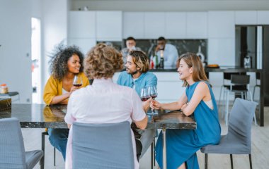 Arkadaşların canlı, çok kültürlü bir araya gelişi, kahkahalar, çeşitli hikayeler, heyecan verici etkileşimler. Birliktelik, kaynaşma, kutlama, müziğin, dansın, sohbetin neşeli bir atmosfer yarattığı yer.