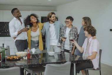 Arkadaşların canlı, çok kültürlü bir araya gelişi, kahkahalar, çeşitli hikayeler, heyecan verici etkileşimler. Birliktelik, kaynaşma, kutlama, müziğin, dansın, sohbetin neşeli bir atmosfer yarattığı yer.