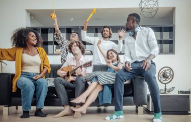 Arkadaşların canlı, çok kültürlü bir araya gelişi, kahkahalar, çeşitli hikayeler, heyecan verici etkileşimler. Birliktelik, kaynaşma, kutlama, müziğin, dansın, sohbetin neşeli bir atmosfer yarattığı yer.