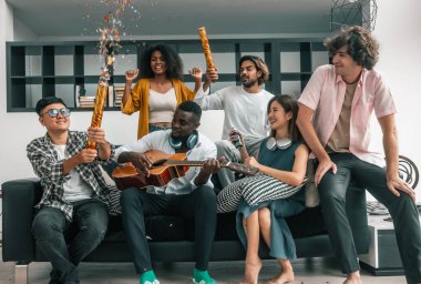 Arkadaşların canlı, çok kültürlü bir araya gelişi, kahkahalar, çeşitli hikayeler, heyecan verici etkileşimler. Birliktelik, kaynaşma, kutlama, müziğin, dansın, sohbetin neşeli bir atmosfer yarattığı yer.