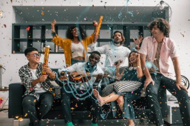 Arkadaşların canlı, çok kültürlü bir araya gelişi, kahkahalar, çeşitli hikayeler, heyecan verici etkileşimler. Birliktelik, kaynaşma, kutlama, müziğin, dansın, sohbetin neşeli bir atmosfer yarattığı yer.