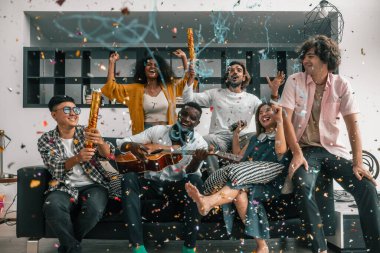 Arkadaşların canlı, çok kültürlü bir araya gelişi, kahkahalar, çeşitli hikayeler, heyecan verici etkileşimler. Birliktelik, kaynaşma, kutlama, müziğin, dansın, sohbetin neşeli bir atmosfer yarattığı yer.