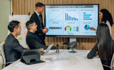 Çok kültürlü iş adamları, son teknoloji stratejiler geliştirmek ve satış performans göstergelerimizi gerçekleştirmek için yeni iş modelleri geliştirmek amacıyla işbirlikçi beyin fırtınası toplantıları düzenler (KPI).