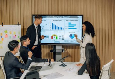 Çok kültürlü iş adamları, son teknoloji stratejiler geliştirmek ve satış performans göstergelerimizi gerçekleştirmek için yeni iş modelleri geliştirmek amacıyla işbirlikçi beyin fırtınası toplantıları düzenler (KPI).