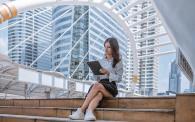 Yüksek lisans öğrencisi, gerçekçi bir çevrede pratik deneyimler edinerek, gerçek akademik araştırmalara dalmıştır. Bütünleşik öğrenme, yaratıcı keşif, genişletilmiş beceri ve entelektüel ufuk..