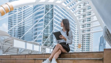 Yüksek lisans öğrencisi, gerçekçi bir çevrede pratik deneyimler edinerek, gerçek akademik araştırmalara dalmıştır. Bütünleşik öğrenme, yaratıcı keşif, genişletilmiş beceri ve entelektüel ufuk..