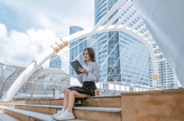 Yüksek lisans öğrencisi, gerçekçi bir çevrede pratik deneyimler edinerek, gerçek akademik araştırmalara dalmıştır. Bütünleşik öğrenme, yaratıcı keşif, genişletilmiş beceri ve entelektüel ufuk..