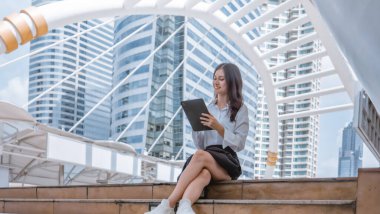 Yüksek lisans öğrencisi, gerçekçi bir çevrede pratik deneyimler edinerek, gerçek akademik araştırmalara dalmıştır. Bütünleşik öğrenme, yaratıcı keşif, genişletilmiş beceri ve entelektüel ufuk..