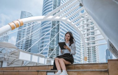 Yüksek lisans öğrencisi, gerçekçi bir çevrede pratik deneyimler edinerek, gerçek akademik araştırmalara dalmıştır. Bütünleşik öğrenme, yaratıcı keşif, genişletilmiş beceri ve entelektüel ufuk..