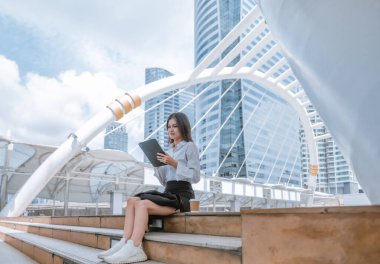 Yüksek lisans öğrencisi, gerçekçi bir çevrede pratik deneyimler edinerek, gerçek akademik araştırmalara dalmıştır. Bütünleşik öğrenme, yaratıcı keşif, genişletilmiş beceri ve entelektüel ufuk..