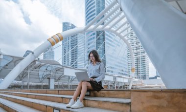 Yüksek lisans öğrencisi, gerçekçi bir çevrede pratik deneyimler edinerek, gerçek akademik araştırmalara dalmıştır. Bütünleşik öğrenme, yaratıcı keşif, genişletilmiş beceri ve entelektüel ufuk..