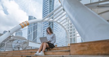 Yüksek lisans öğrencisi, gerçekçi bir çevrede pratik deneyimler edinerek, gerçek akademik araştırmalara dalmıştır. Bütünleşik öğrenme, yaratıcı keşif, genişletilmiş beceri ve entelektüel ufuk..