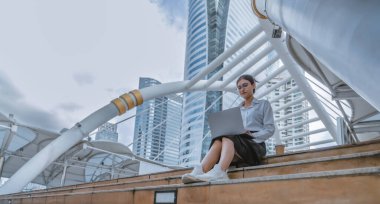 Yüksek lisans öğrencisi, gerçekçi bir çevrede pratik deneyimler edinerek, gerçek akademik araştırmalara dalmıştır. Bütünleşik öğrenme, yaratıcı keşif, genişletilmiş beceri ve entelektüel ufuk..