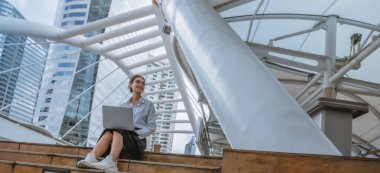 Yüksek lisans öğrencisi, gerçekçi bir çevrede pratik deneyimler edinerek, gerçek akademik araştırmalara dalmıştır. Bütünleşik öğrenme, yaratıcı keşif, genişletilmiş beceri ve entelektüel ufuk..