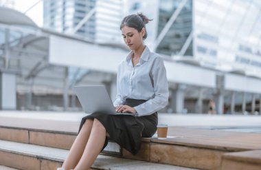 Yüksek lisans öğrencisi, gerçekçi bir çevrede pratik deneyimler edinerek, gerçek akademik araştırmalara dalmıştır. Bütünleşik öğrenme, yaratıcı keşif, genişletilmiş beceri ve entelektüel ufuk..