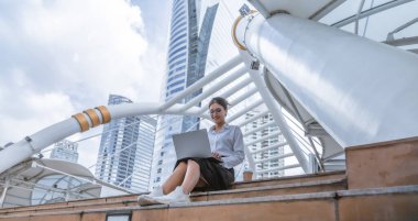 Yüksek lisans öğrencisi, gerçekçi bir çevrede pratik deneyimler edinerek, gerçek akademik araştırmalara dalmıştır. Bütünleşik öğrenme, yaratıcı keşif, genişletilmiş beceri ve entelektüel ufuk..