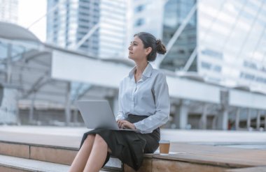 Yüksek lisans öğrencisi, gerçekçi bir çevrede pratik deneyimler edinerek, gerçek akademik araştırmalara dalmıştır. Bütünleşik öğrenme, yaratıcı keşif, genişletilmiş beceri ve entelektüel ufuk..