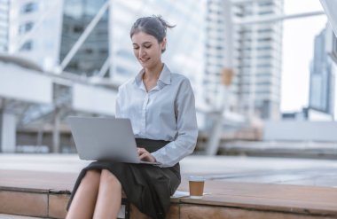 Yüksek lisans öğrencisi, gerçekçi bir çevrede pratik deneyimler edinerek, gerçek akademik araştırmalara dalmıştır. Bütünleşik öğrenme, yaratıcı keşif, genişletilmiş beceri ve entelektüel ufuk..