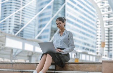 Yüksek lisans öğrencisi, gerçekçi bir çevrede pratik deneyimler edinerek, gerçek akademik araştırmalara dalmıştır. Bütünleşik öğrenme, yaratıcı keşif, genişletilmiş beceri ve entelektüel ufuk..