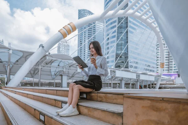 Yüksek lisans öğrencisi, gerçekçi bir çevrede pratik deneyimler edinerek, gerçek akademik araştırmalara dalmıştır. Bütünleşik öğrenme, yaratıcı keşif, genişletilmiş beceri ve entelektüel ufuk..