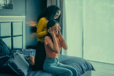 Lezbiyen aşıklar yatakta eğlenceli etkileşimlere girerler. Gözleri sevgi dolu bir bakışla karşılaşıyor, sevgi ve şefkat saçıyor. Gülüyor, samimi anlar paylaşıyor. Sıcaklık ve neşe dolu..