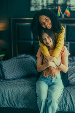 Lezbiyen aşıklar yatakta eğlenceli etkileşimlere girerler. Gözleri sevgi dolu bir bakışla karşılaşıyor, sevgi ve şefkat saçıyor. Gülüyor, samimi anlar paylaşıyor. Sıcaklık ve neşe dolu..