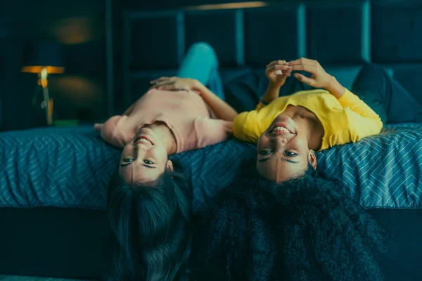 Lesbische Liebespaare Gehen Bett Spielerisch Miteinander Ihre Augen Treffen Auf — Stockfoto