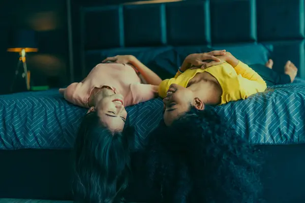 레즈비언 애호가 침대에서 작용에 그들의 사랑과 부드러움을 애정적인 시선으로 만난다 — 스톡 사진