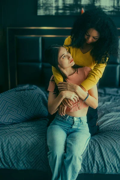 Lesbische Liebespaare Gehen Bett Spielerisch Miteinander Ihre Augen Treffen Auf — Stockfoto