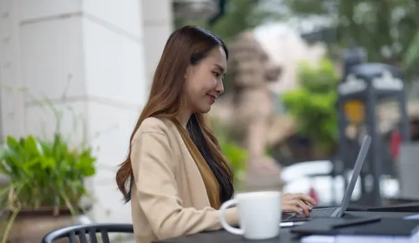 Asiatiska Kvinnliga Verkställande Gör Omfattande Analys När Ligger Ett Kafé — Stockfoto