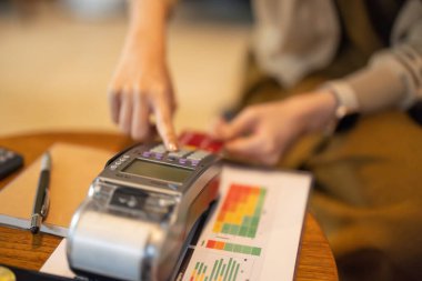 Genç yetişkin kadınlar moda ve modaya uygun eşyalar için online alışveriş yapıyorlar. Satın alırken kredi kartı, bitcoin kullanın. Sadakat programından, indirim kuponlarından, tasarruflardan, hızlı nakliyattan yararlan.