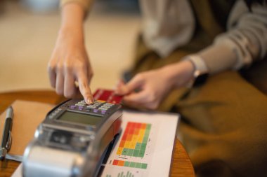 Genç yetişkin kadınlar moda ve modaya uygun eşyalar için online alışveriş yapıyorlar. Satın alırken kredi kartı, bitcoin kullanın. Sadakat programından, indirim kuponlarından, tasarruflardan, hızlı nakliyattan yararlan.