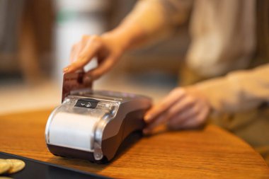 Genç yetişkin kadınlar moda ve modaya uygun eşyalar için online alışveriş yapıyorlar. Satın alırken kredi kartı, bitcoin kullanın. Sadakat programından, indirim kuponlarından, tasarruflardan, hızlı nakliyattan yararlan.