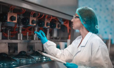 İçme Su Üretim Ekibi, yetenekli yöneticilerin rehberliğinde, barkod tarayıcısını, sürekli akış için şişelenmiş suyun kesin düzenlenmesini garanti altına almak ve kesinliği doğrulamak için kullanır..