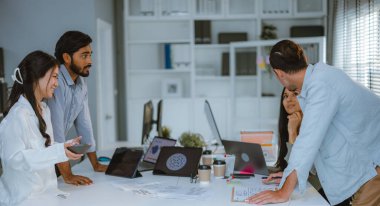 Başlangıç takımı yeni ürünler için renk seçmek için işbirliği yapar. Kullanıcı deneyimi optimize ediliyor. Yenilikçi ve ölçeklenebilir prototiplerin gerçek kullanıcı gereksinimlerini karşılaması için beyin fırtınası, iletişim.