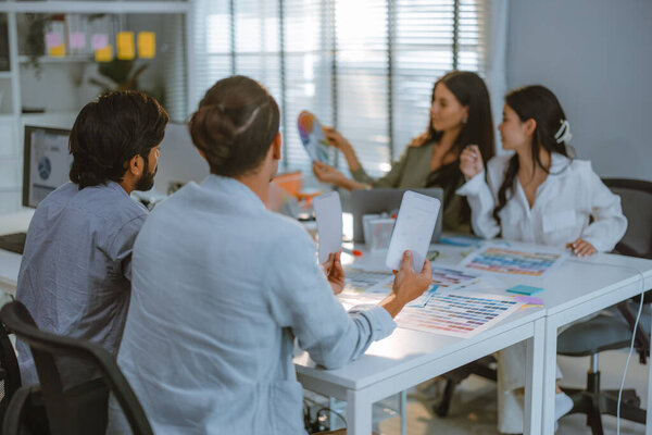 Команда стартапов работает над выбором цветов для новых продуктов. Оптимизация пользовательского опыта. Brainstorming, коммуникация для обеспечения того, чтобы инновационные и масштабируемые прототипы отвечали реальным требованиям пользователей.