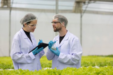 Hidrofonik bilimadamları titizlikle örnek çözümleri silindirik mataralarda analiz ederler. Sürdürülebilir büyüme ve ideal besin konsantrasyonunun sağlanması, büyük tarım amaçlarının gelişmesine yol açmaktadır..