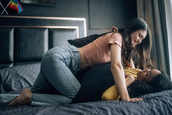 Lesbische Partnerinnen Verbringen Verspielte Momente Auf Einem Gemütlichen Bett Ihr — Stockfoto