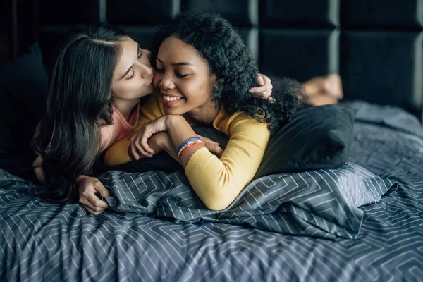 Las Parejas Lesbianas Participan Momentos Lúdicos Cama Acogedora Risa Llena —  Fotos de Stock