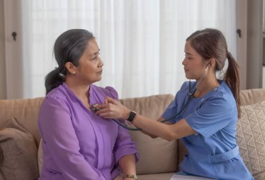 Kayropraktik uzmanı evde fiziksel tedavi uyguluyor. Uygun hijyen sağlanması, önleyici bakım uygulanması, yaşam tarzı düzenlemeleri yapılması, genel refahın artırılması konularında uzman rehberliği sağlanması.