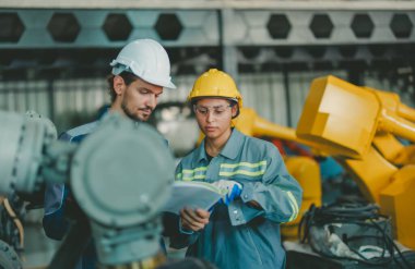 Sanayi robotu teknisyenleri robot kolundaki baskılı devre montaj kartlarının güvenilirliğini değerlendirir. Hataların saptanması, arızalanması, aşınma ve raporlama konuları denetleyicilere bildirilir