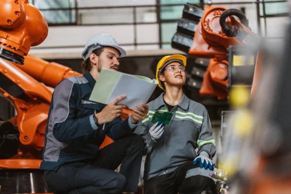Ndustrial Robotičtí Technici Prakticky Zkontrolovat Posoudit Spolehlivost Desek Tištěných Obvodů — Stock fotografie