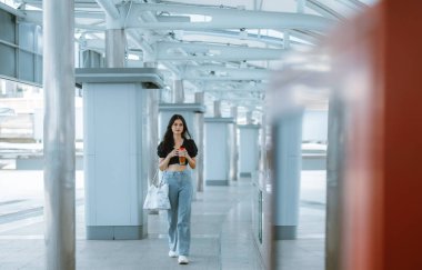 Z jenerasyonu ve bin yıllık dijital göçebeler esnek bir yaşam tarzına sahipler, herhangi bir yerden dizüstü bilgisayarlarla çalışıyorlar, küresel ortak çalışma topluluklarına bağlanıyorlar ve hareket halindeki eşsiz bir içerik yaratıyorlar..