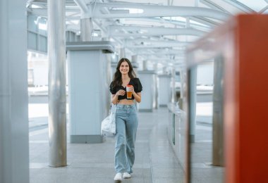 Z jenerasyonu ve bin yıllık dijital göçebeler esnek bir yaşam tarzına sahipler, herhangi bir yerden dizüstü bilgisayarlarla çalışıyorlar, küresel ortak çalışma topluluklarına bağlanıyorlar ve hareket halindeki eşsiz bir içerik yaratıyorlar..