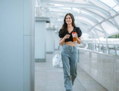 Z jenerasyonu ve bin yıllık dijital göçebeler esnek bir yaşam tarzına sahipler, herhangi bir yerden dizüstü bilgisayarlarla çalışıyorlar, küresel ortak çalışma topluluklarına bağlanıyorlar ve hareket halindeki eşsiz bir içerik yaratıyorlar..