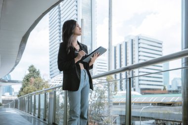 Z jenerasyonu ve bin yıllık dijital göçebeler esnek bir yaşam tarzına sahipler, herhangi bir yerden dizüstü bilgisayarlarla çalışıyorlar, küresel ortak çalışma topluluklarına bağlanıyorlar ve hareket halindeki eşsiz bir içerik yaratıyorlar..