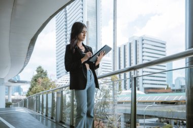 Z jenerasyonu ve bin yıllık dijital göçebeler esnek bir yaşam tarzına sahipler, herhangi bir yerden dizüstü bilgisayarlarla çalışıyorlar, küresel ortak çalışma topluluklarına bağlanıyorlar ve hareket halindeki eşsiz bir içerik yaratıyorlar..