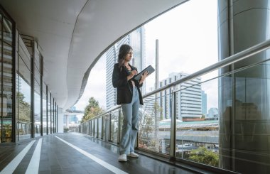 Z jenerasyonu ve bin yıllık dijital göçebeler esnek bir yaşam tarzına sahipler, herhangi bir yerden dizüstü bilgisayarlarla çalışıyorlar, küresel ortak çalışma topluluklarına bağlanıyorlar ve hareket halindeki eşsiz bir içerik yaratıyorlar..