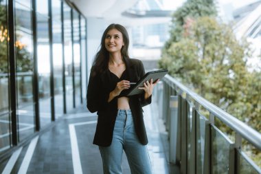 Z jenerasyonu ve bin yıllık dijital göçebeler esnek bir yaşam tarzına sahipler, herhangi bir yerden dizüstü bilgisayarlarla çalışıyorlar, küresel ortak çalışma topluluklarına bağlanıyorlar ve hareket halindeki eşsiz bir içerik yaratıyorlar..