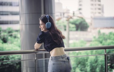 Z jenerasyonu ve bin yıllık dijital göçebeler esnek bir yaşam tarzına sahipler, herhangi bir yerden dizüstü bilgisayarlarla çalışıyorlar, küresel ortak çalışma topluluklarına bağlanıyorlar ve hareket halindeki eşsiz bir içerik yaratıyorlar..